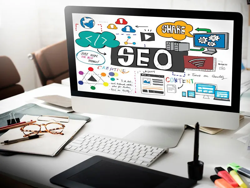 عبارت SEO روی صفحه یک دارت و تیر دارت قرمز رنگ در کنار این عبارت قرار دارد